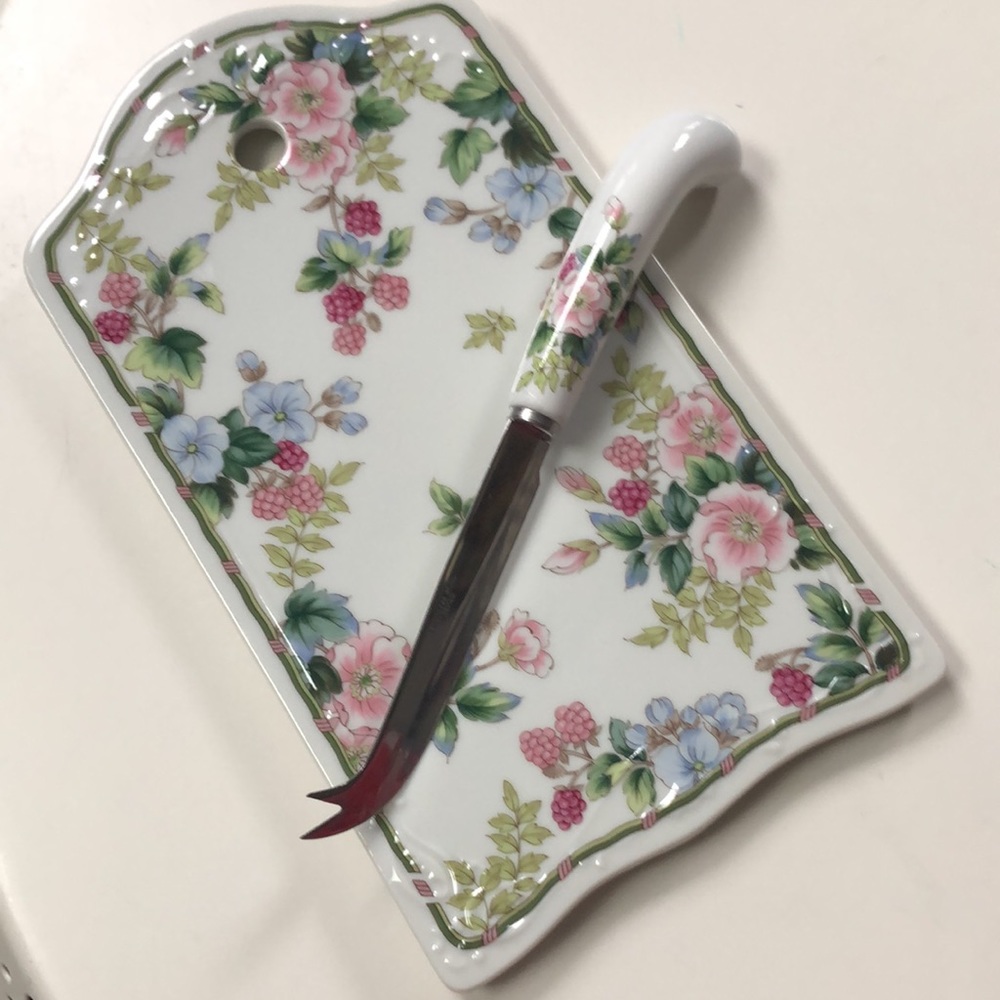 Porcelain Flowers & Berries cheese board with matching knife by Andrea Sadek - Picture 3 of 7